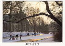 601987 Afbeelding van enkele schaatsers op de bevroren Stadsbuitengracht te Utrecht met links het Verpleeghuis St. ...